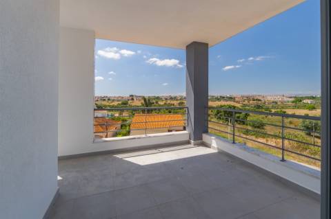 Exclusivo T3+1 Duplex com Amplas Varandas e Sótão de 46m² | Condomínio Fechado com Jardim