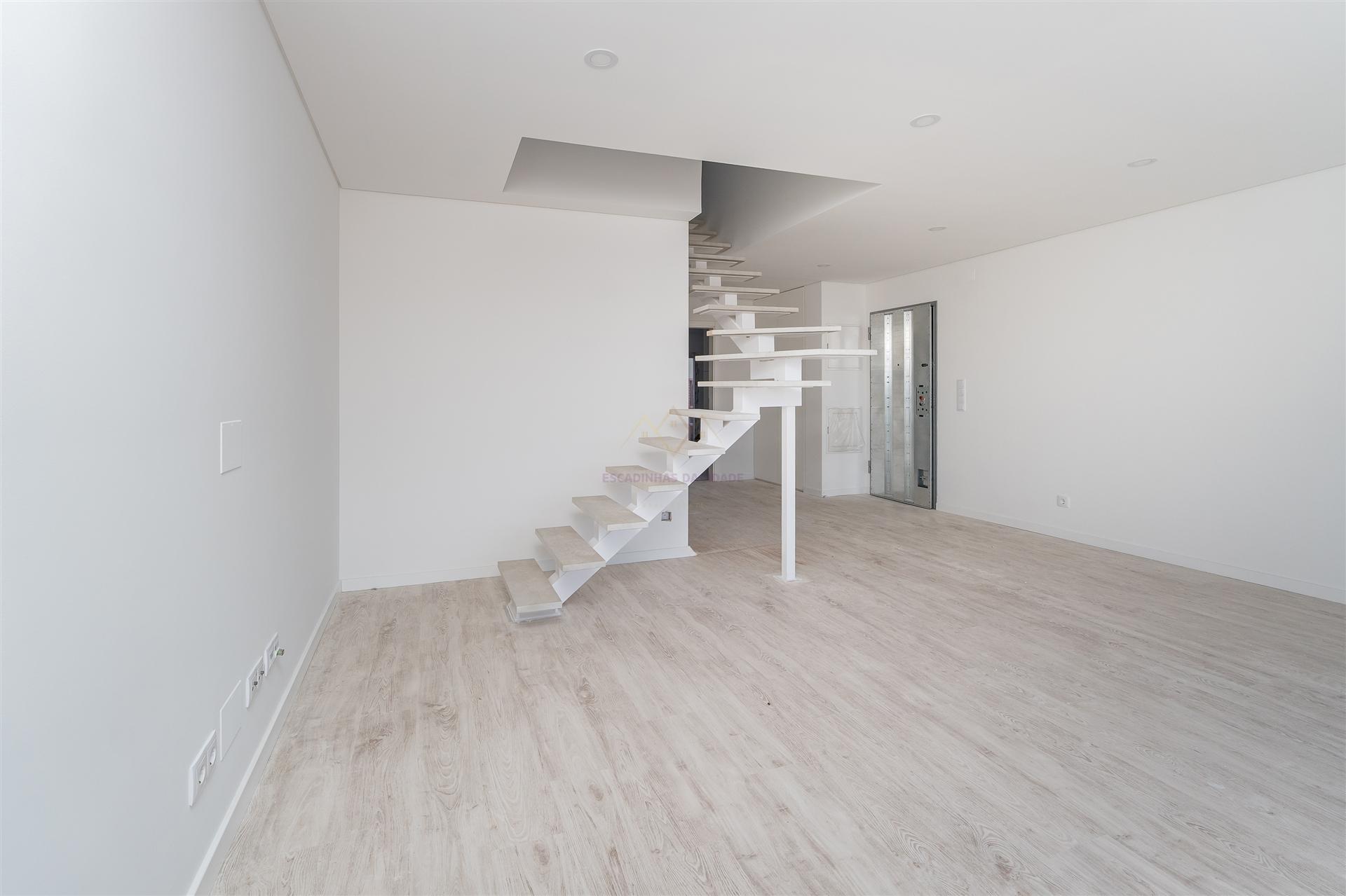 Exclusivo T3+1 Duplex com Terraço e Varanda | Condomínio Fechado com Jardim
