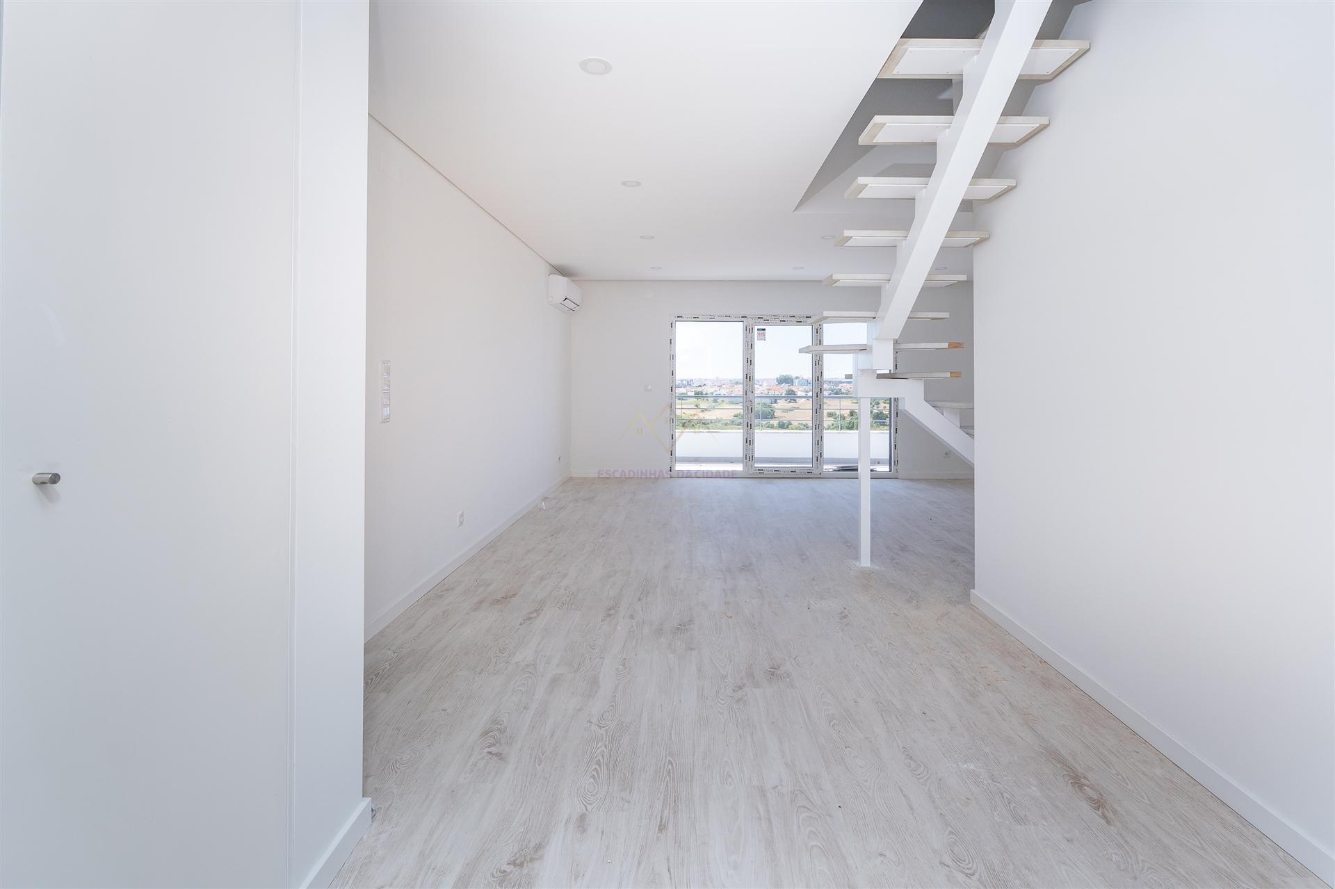 Exclusivo T3+1 Duplex com Terraço e Varanda | Condomínio Fechado com Jardim