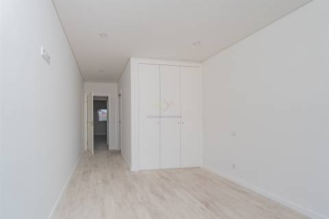 Exclusivo T3+1 Duplex com Terraço e Varanda | Condomínio Fechado com Jardim