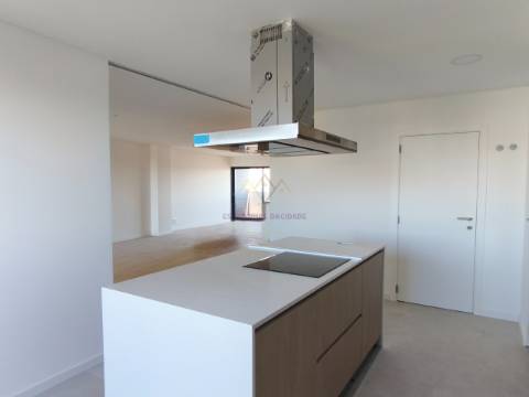 Penthouse T5 com varandas, 2 Garagens Box e Arrecadação, em Empreendimento c/ Piscina e Pq. Infantil