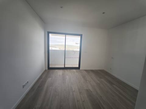Elegância e Conforto em Carnaxide: T2 com Varandas, 2 Lugares de Garagem e Piscina
