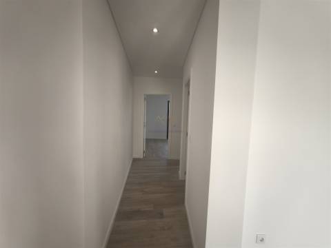 Elegância e Conforto em Carnaxide: T2 com Varandas, 2 Lugares de Garagem e Piscina