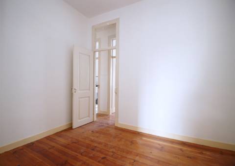 Apartamento T3 usado mas c/alguma obra Graça Lisboa
