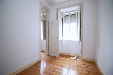 Apartamento T3 usado mas c/alguma obra Graça Lisboa