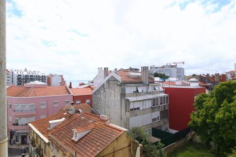 Apartamento T3 usado mas c/alguma obra Graça Lisboa