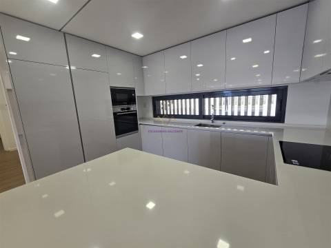 Moradia T5 com piscina e elevador em Loures