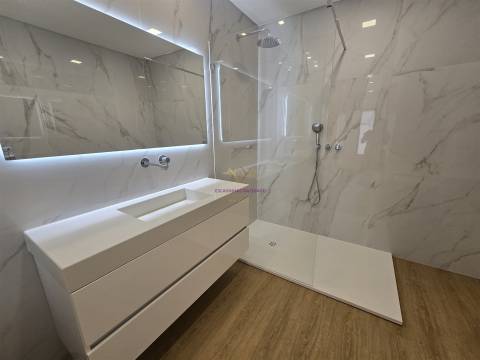 Moradia T5 com piscina e elevador em Loures