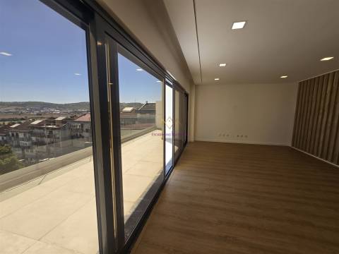 Moradia T5 com piscina e elevador em Loures