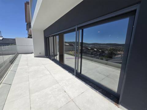 Moradia T5 com piscina e elevador em Loures