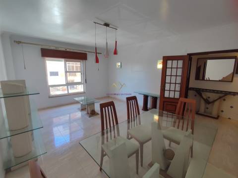 Apartamento T2 2 Frentes Solares, Quartos Amplos em Mem Martins