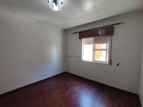 Apartamento T2 2 Frentes Solares, Quartos Amplos em Mem Martins