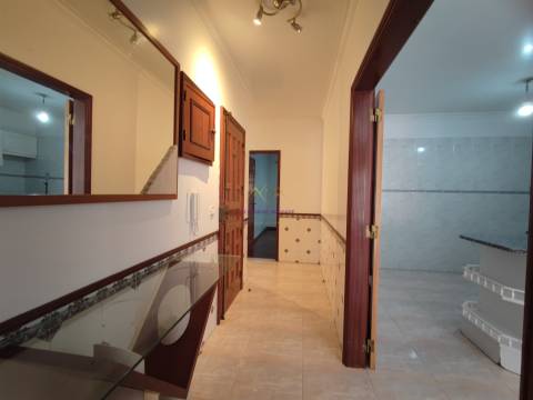 Apartamento T2 2 Frentes Solares, Quartos Amplos em Mem Martins