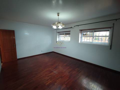 Apartamento T2 2 Frentes Solares, Quartos Amplos em Mem Martins