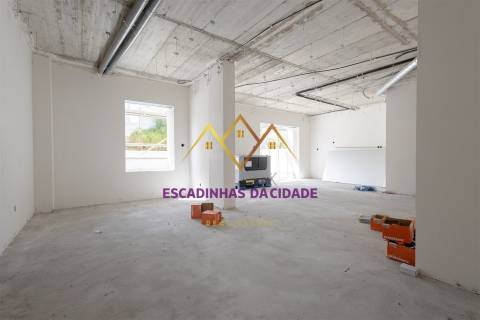 Apartamento T3 com Parqueamento e Varandas em Vialonga