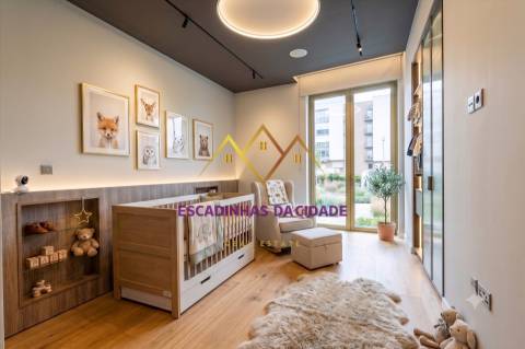 Apartamento T3 com Parqueamento e Varandas em Vialonga
