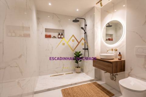 Apartamento T3 com Parqueamento e Varandas em Vialonga