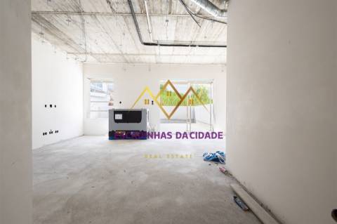 Apartamento T3 com Parqueamento e Varandas em Vialonga