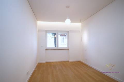 Apartamento T2 remodelado e equipado na Rua da Senhora da Glória Graça
