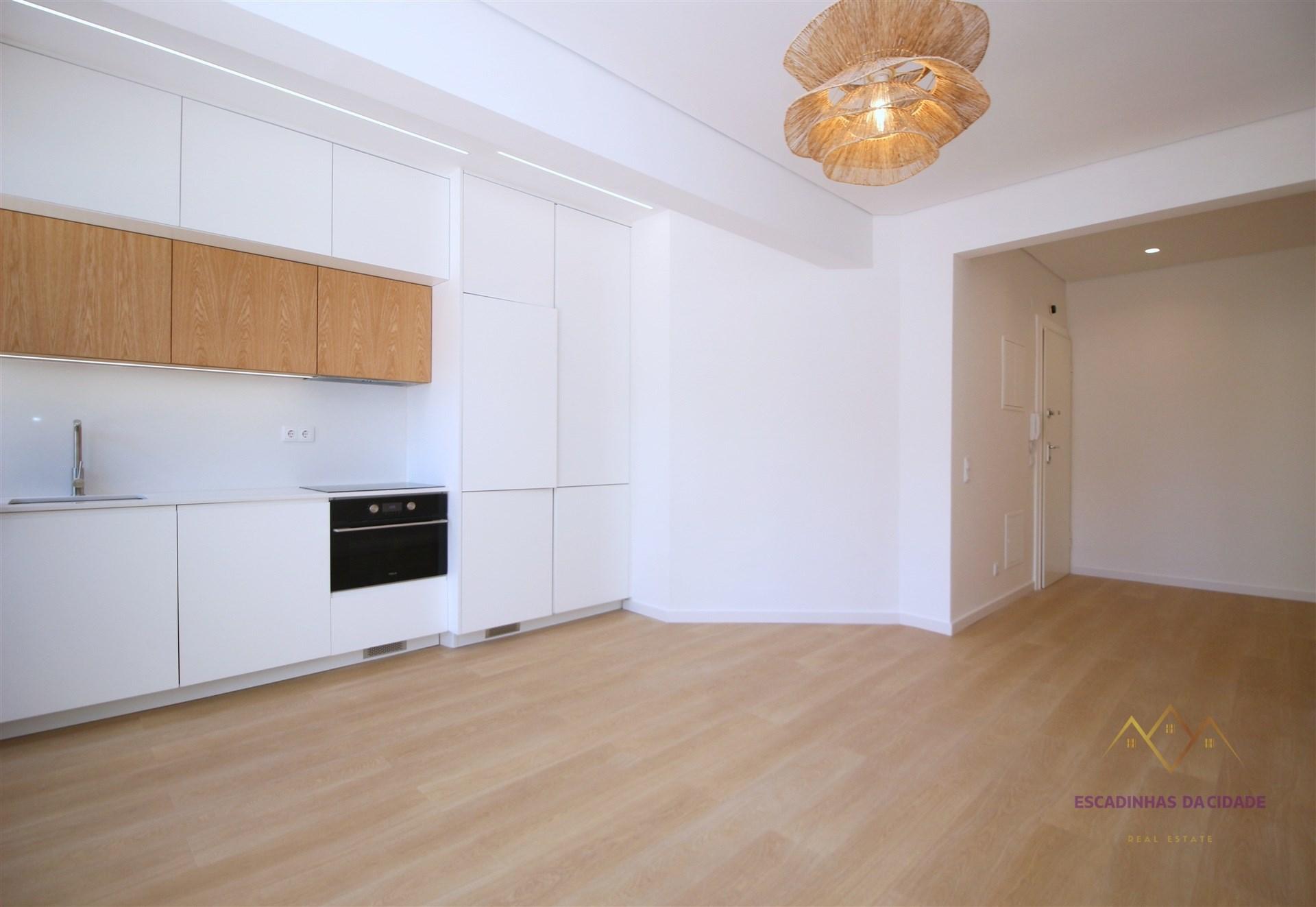 Apartamento T2 remodelado e equipado na Rua da Senhora da Glória Graça
