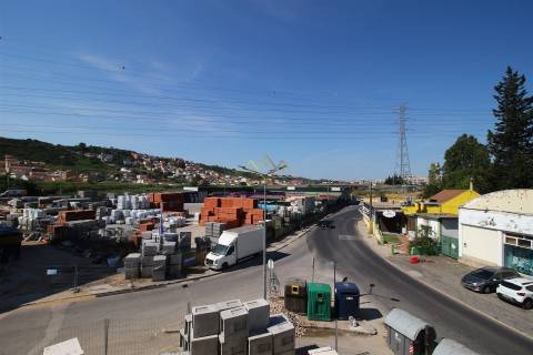 T1 Totalmente Renovado com Varanda em Odivelas - Pronto a Habitar