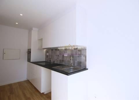 T1 Totalmente Renovado com Varanda em Odivelas - Pronto a Habitar