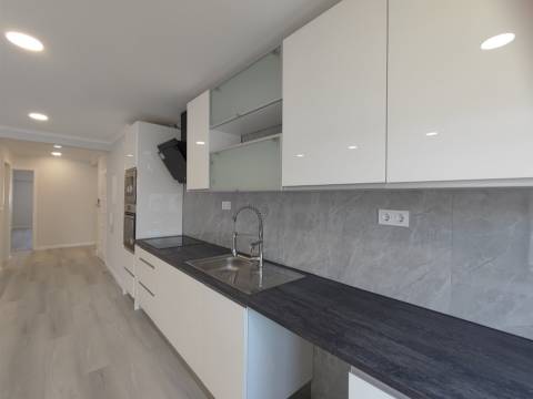 Apartamento T4 totalmente remodelado – moderno, espaçoso e pronto a habitar Amora Seixal