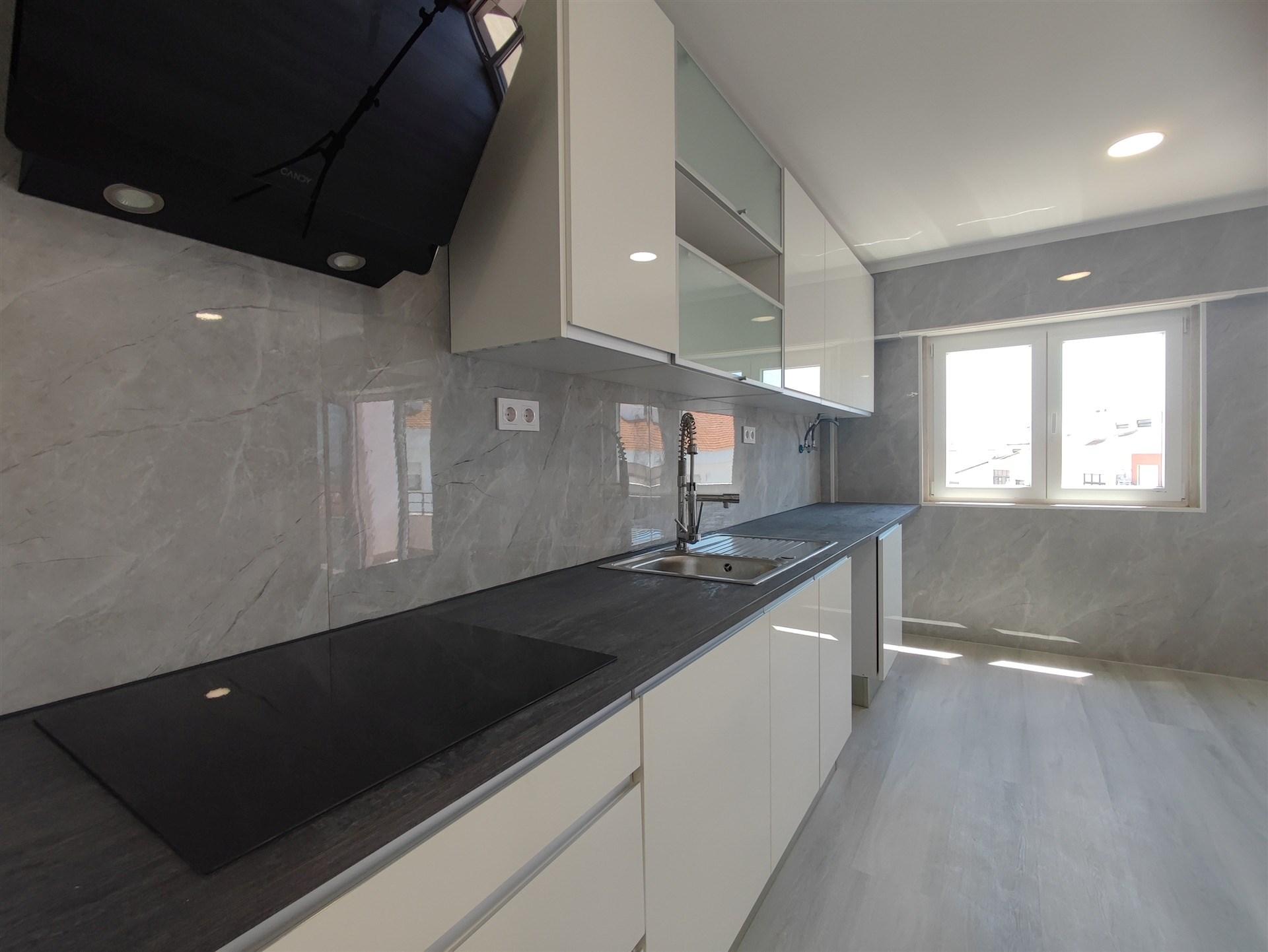 Apartamento T4 totalmente remodelado – moderno, espaçoso e pronto a habitar Amora Seixal