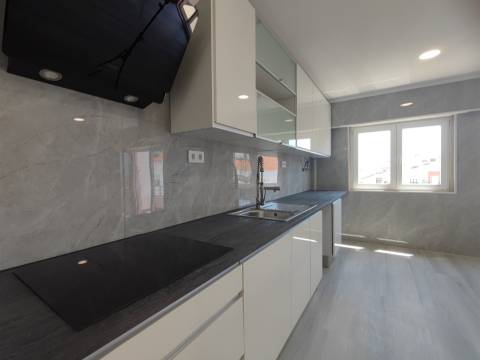 Apartamento T4 totalmente remodelado – moderno, espaçoso e pronto a habitar Amora Seixal