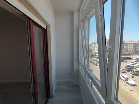 Apartamento T4 totalmente remodelado – moderno, espaçoso e pronto a habitar Amora Seixal
