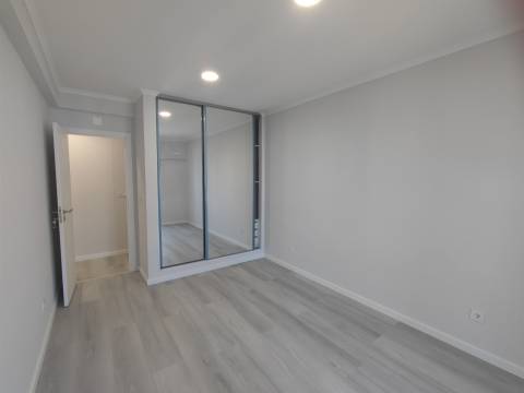 Apartamento T4 totalmente remodelado – moderno, espaçoso e pronto a habitar Amora Seixal