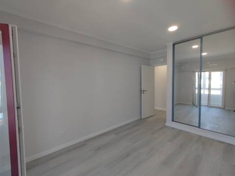 Apartamento T4 totalmente remodelado – moderno, espaçoso e pronto a habitar Amora Seixal