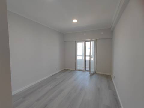 Apartamento T4 totalmente remodelado – moderno, espaçoso e pronto a habitar Amora Seixal