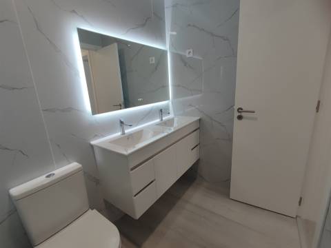 Apartamento T4 totalmente remodelado – moderno, espaçoso e pronto a habitar Amora Seixal