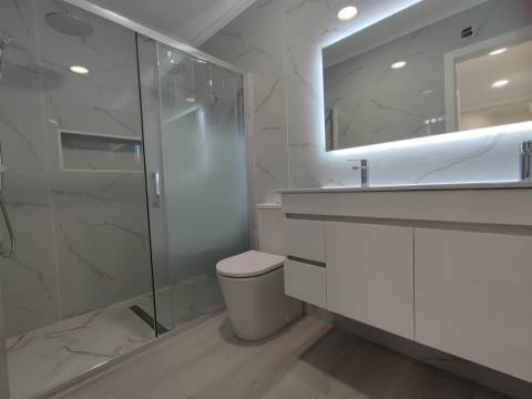Apartamento T4 totalmente remodelado – moderno, espaçoso e pronto a habitar Amora Seixal