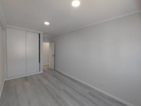 Apartamento T4 totalmente remodelado – moderno, espaçoso e pronto a habitar Amora Seixal