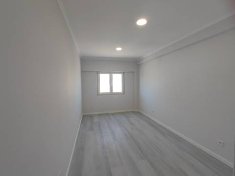 Apartamento T4 totalmente remodelado – moderno, espaçoso e pronto a habitar Amora Seixal