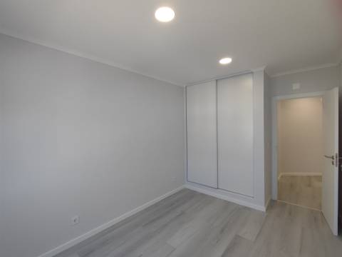 Apartamento T4 totalmente remodelado – moderno, espaçoso e pronto a habitar Amora Seixal
