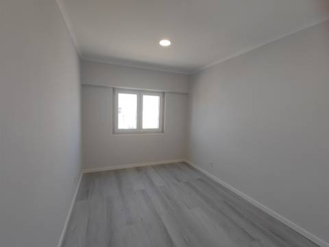 Apartamento T4 totalmente remodelado – moderno, espaçoso e pronto a habitar Amora Seixal