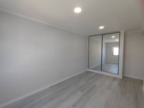 Apartamento T4 totalmente remodelado – moderno, espaçoso e pronto a habitar Amora Seixal