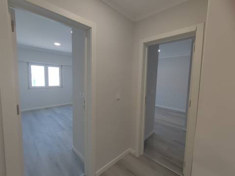 Apartamento T4 totalmente remodelado – moderno, espaçoso e pronto a habitar Amora Seixal