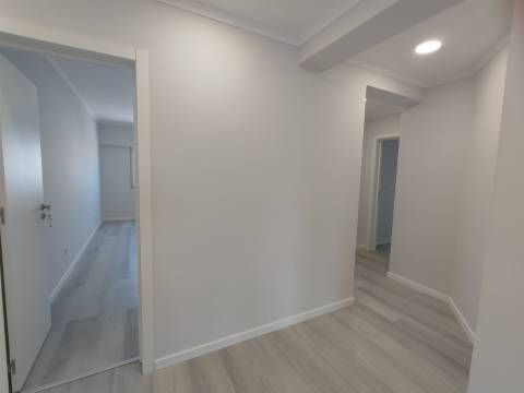 Apartamento T4 totalmente remodelado – moderno, espaçoso e pronto a habitar Amora Seixal