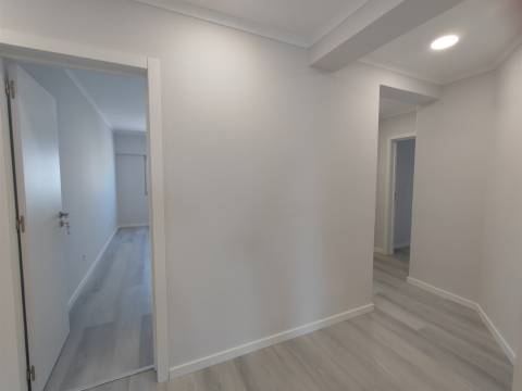 Apartamento T4 totalmente remodelado – moderno, espaçoso e pronto a habitar Amora Seixal