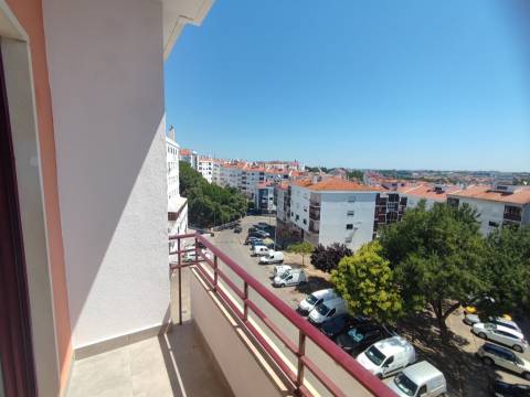 Apartamento T4 totalmente remodelado – moderno, espaçoso e pronto a habitar Amora Seixal