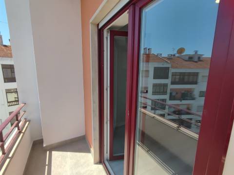 Apartamento T4 totalmente remodelado – moderno, espaçoso e pronto a habitar Amora Seixal