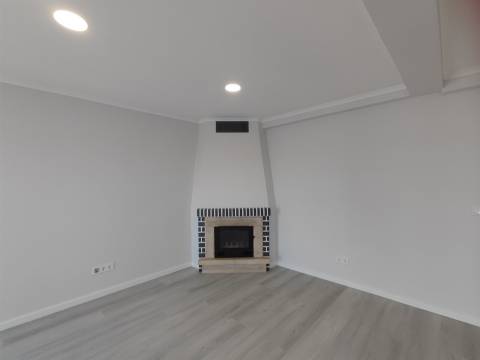 Apartamento T4 totalmente remodelado – moderno, espaçoso e pronto a habitar Amora Seixal