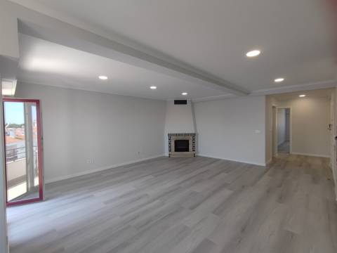 Apartamento T4 totalmente remodelado – moderno, espaçoso e pronto a habitar Amora Seixal