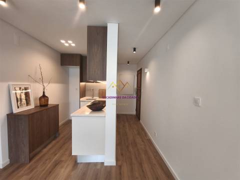 T1+1 Totalmente Renovado a Estrear c/ Design de Arquiteta | Cascais