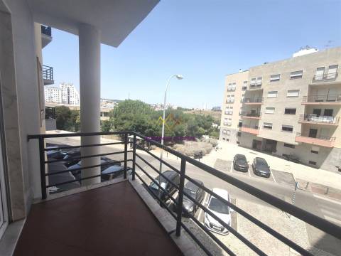 T1 Mobilado c/ Varanda e Estacionamento | Alto de Santa Catarina | Linda-a-Velha