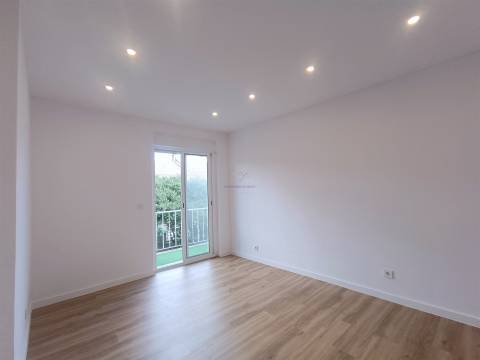 Apartamento T2 remodelado Damaia de Cima